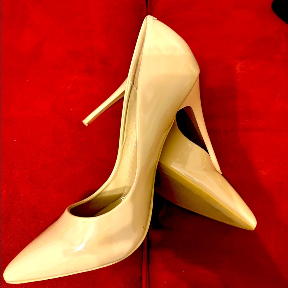 Nude pumps